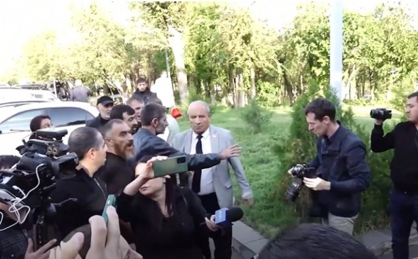 «Убирайтесь отсюда, предатели»: родители погибших солдат прогнали из Ераблура депутатов от ГД (видео)