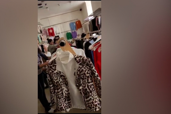 В Степанакерте владелец магазина одежды раздает свои товары беженцам