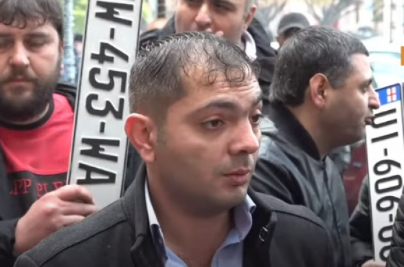 Водители автомобилей с грузинскими номерами протестуют у здания Правительства РА (видео)