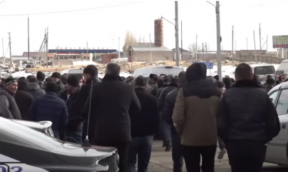 В Армении перекрыли дорогу Ереван – Мартуни: трудовые мигранты выступают против налогов (видео)