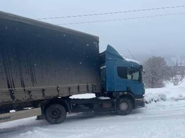 Փրկարարները Ջերմուկի ճոպանուղու մոտակայքում կցորդիչով բեռնատար են արգելափակումից դուրս բերել