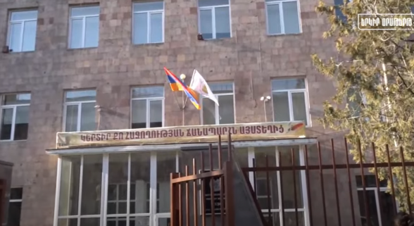 Նաիրի Զարյանի անվան դպրոցի աշխատակազմն ու ծնողները բողոքի են դուրս եկել ՔՊ-ական տնօրենի դեմ (տեսանյութ)