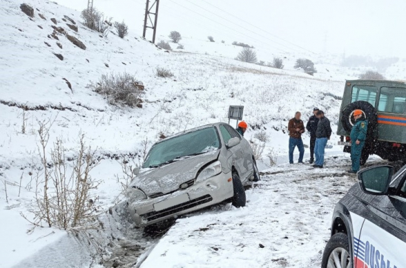 Փրկարարներն արգելափակումից դուրս են բերել երկու մեքենա