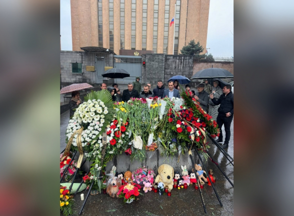 Члены фракции «Мать Армения» принесли венки к зданию посольства РФ в Армении в память о погибших в ходе теракта в Подмосковье (видео)