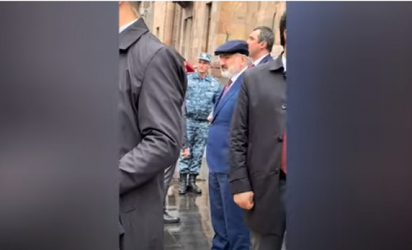 Пашинян даже на тротуар перед зданием Правительства выходит в окружении телохранителей (видео)
