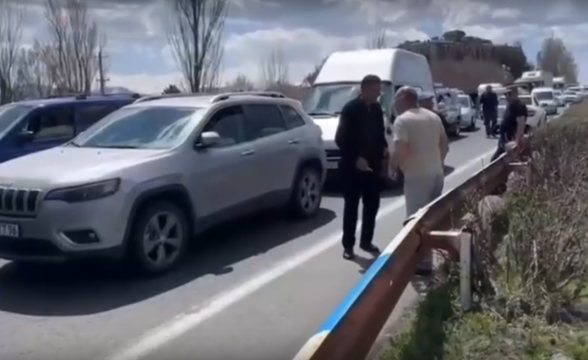 Группа граждан перекрыла магистраль Ереван-Дилижан