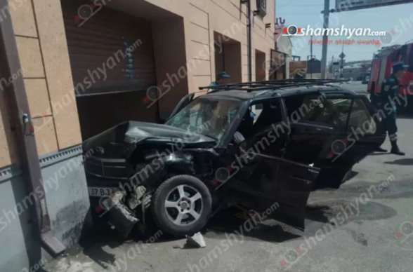 Երևանում բախվել են «Hyundai»-ին ու «Mercedes»-ը․ վերջինը դուրս է եկել երթևեկելի գոտուց և բախվել պատին