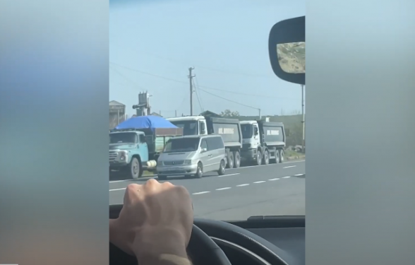 На трассе Ереван-Севан полицейские останавливают все грузовики, запрещая въезд в Ереван (видео)