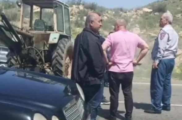 Եղեգնաձորի հատվածում տրակտորներով փակել են Հայաստան-Իրան միջպետական մայրուղին (տեսանյութ)