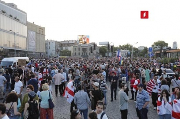 У здания парламента Грузии произошла стычка между протестующими и полицейскими