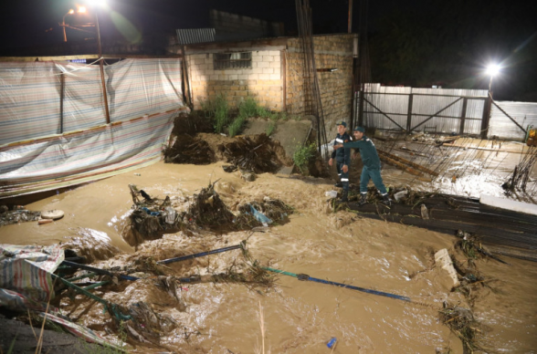 Обрушилась подпорная стена на реке Вохчаберд, в Ереване затоплена улица