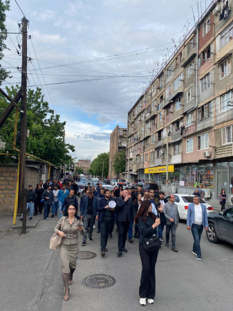 Граждане приветствуют участников акции движения «Мать Армения»