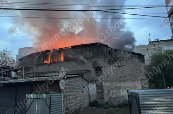 Крупный пожар вспыхнул в центре Еревана