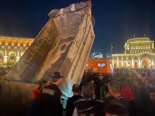 Водитель грузовика попытался наехать на протестующих на площади Республики (видео)