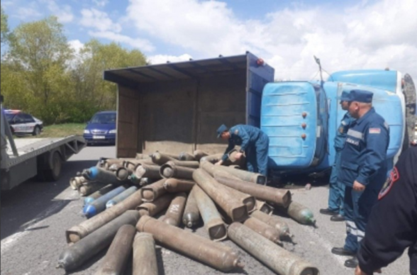 Երևան-Սևան ավտոճանապարհին կողաշրջվել է «Zil» մակնիշի բեռնատարը. 110 հատ գազի բալոն լցվել է ճանապարհի երթևեկելի հատված
