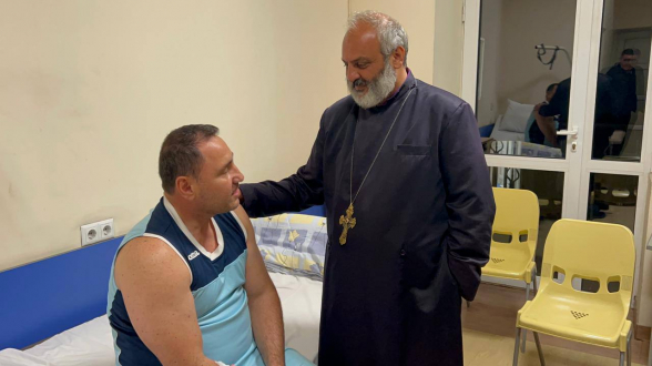 Архиепископ посетил Карена Геворкяна, получившего перелом вследствие применения силы полицией