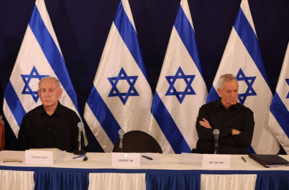 «Нетаньяху мешает двигаться вперед»: лидер оппозиции Израиля объявил о выходе из состава правительства