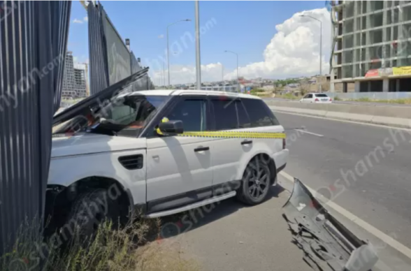 Երևանում «Land Rover Sport»-ը բախվել է բետոնե արգելապատնեշներին, շրջել դրանք