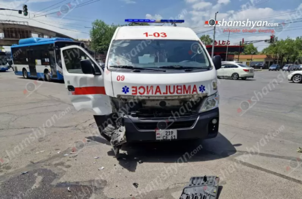 Երևանում շտապօգնության մեքենան վթարի է ենթարկվել, բուժքույրը տեղափոխվել է հիվանդանոց