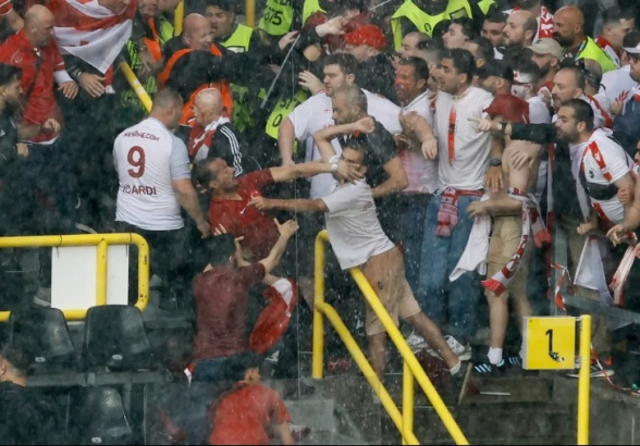 Թուրքիայի և Վրաստանի հավաքականների երկրպագուները զանգվածային ծեծկռտուք են սարքել ֆուտբոլի Եվրոպայի առաջնության խաղից առաջ (տեսանյութ)