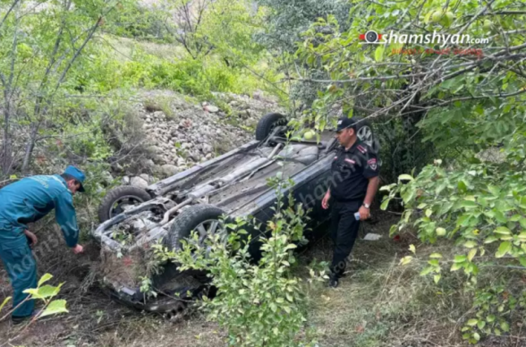 Երևան-Մեղրի ճանապարհին «Opel»-ը դուրս է եկել երթևեկելի գոտուց և գլխիվայր շրջվելով հայտնվել դաշտում. 2 հոգի տեղափոխվել է հիվանդանոց