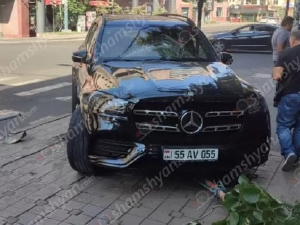 Երևանում 28-ամյա վարորդը «Mercedes GLS»-ով կոտրել է երթևեկությունը կարգավորող լուսացույցը և բախվել ծառին