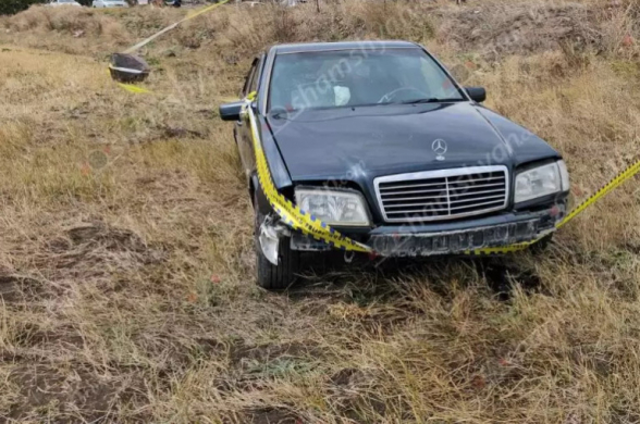 Շիրակում Mercedes-ը դուրս է եկել երթևեկելի գոտուց, բախվել քարերին և հայտնվել դաշտում. 1 կին, 2 երեխա հոսպիտալացվել են