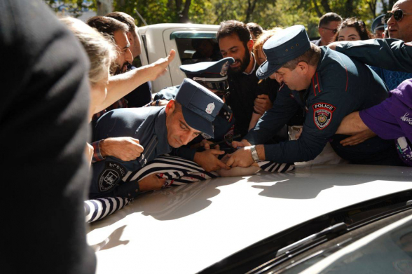 Полицейские отобрали у протестующих чучело Пашиняна