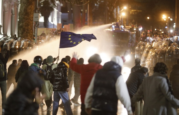 Полиция применила водометы против протестующих в Тбилиси