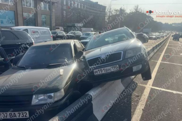 Երևանում բախվել են «Lada»-ն և «Skoda»-ն․ վերջինը հայտնվել է բաժանարար գոտու բետոնե արգելապատնեշի վրա