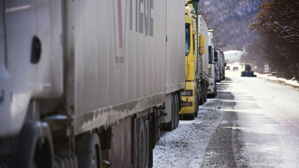 Порядка 1200 армянских фур ожидают проезда через «Верхний Ларс