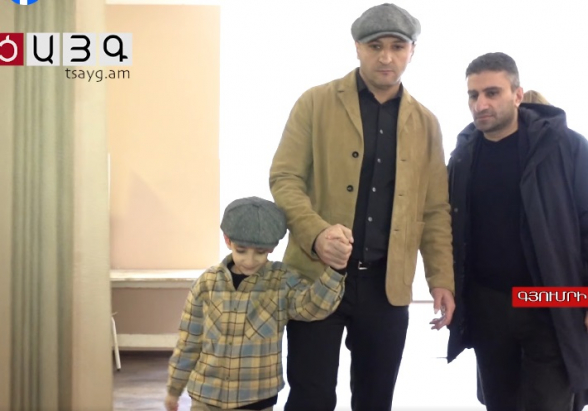 Кандидат в мэры Гюмри от блока «Мать Армения» Карен Симонян вместе с сыном подал заявку на участие в выборах Совета старейшин города