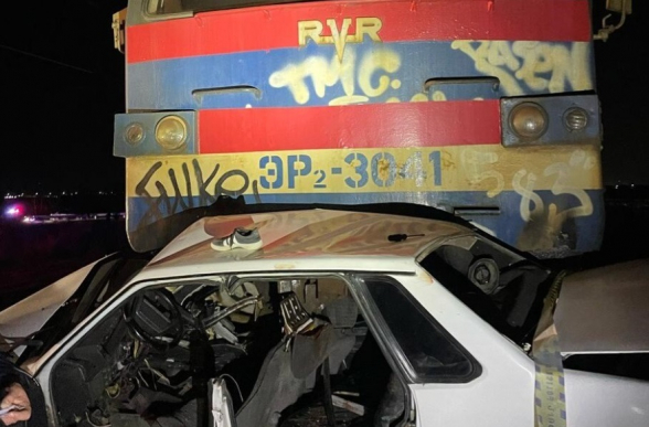 Արարատի մարզում բախվել են էլեկտրագնացքն ու մարդատար մեքենան․ երկու մարդ մահացել է