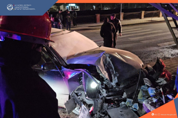 Կապանում մեքենան դուրս է եկել ճանապարհից և բախվել խանութի պատին․ վարորդին դուրս են բերել մեքենայից