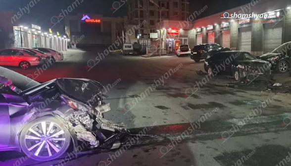 Երևանում «Nissan Altima»-ն բախվել է կայանված «Toyota»-ին