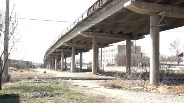 Վտանգված է Հանրապետական զորակոչային հավաքակայանից Ներքին Չարբախ, Մասիս և այլ բնակավայրեր տանող կամուրջը. բնակիչներն ահազանգում են (տեսանյութ)