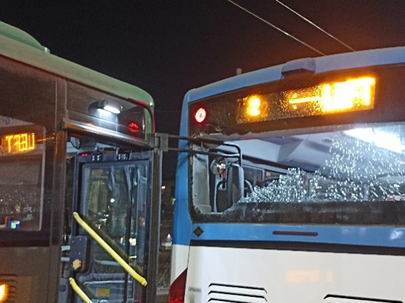 Գարեգին Նժդեհի հրապարակում իրար են բախվել թիվ 54 և թիվ 2 երթուղիները սպասարկող ավտոբուսները