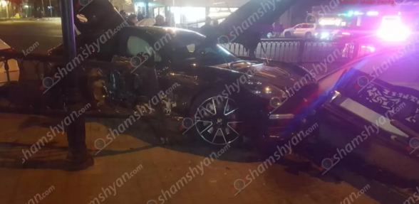 Երևանում բախվել են Honda-ն և Porsche Panamera-ն. վերջինը կոտրել է երկաթե ճաղավանդակները, հարվածել նստարանին և հայտնվել մայթին