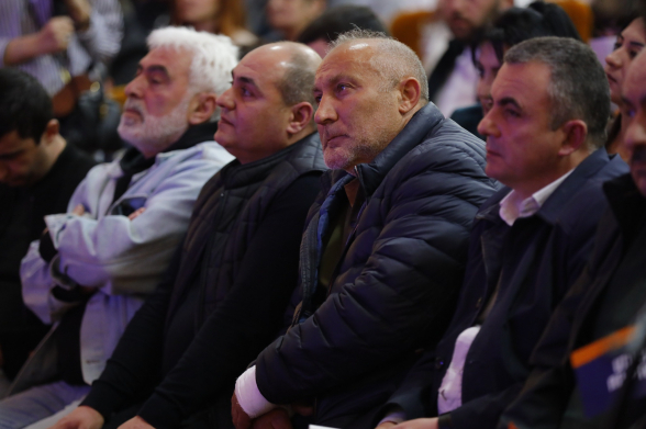 Որքան էլ գժվելու ժամանկներ են, պիտի ոտքի կանգնել, համառորեն պայքարել, կատարել ճիշտ ընտրություն