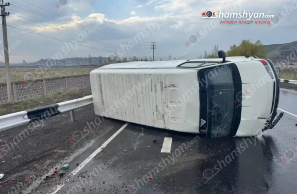 Կոտայքի մարզում «Ford Transit»-ը բախվել է երկաթե արգելապատնեշներին և կողաշրջվել