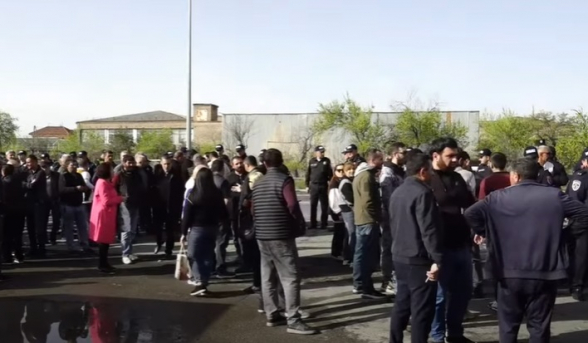 Жители села Касах вновь перекрыли трассу Ереван-Аштарак (видео)