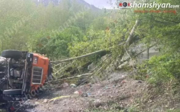 Սյունիքի մարզում իրանցի վարորդը «Mack» բեռնատարով դուրս է եկել ճանապարհի երթևեկելի գոտուց, բախվել ծառերին և կողաշրջվել