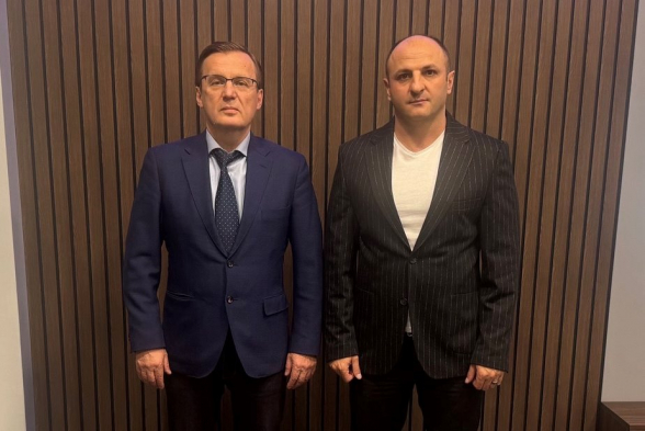 Состоялась встреча руководителя фракции «Мать Армения» в Совете старейшин Гюмри Карена Симоняна с генконсулом РФ в Гюмри Игорем Титовым (фото)