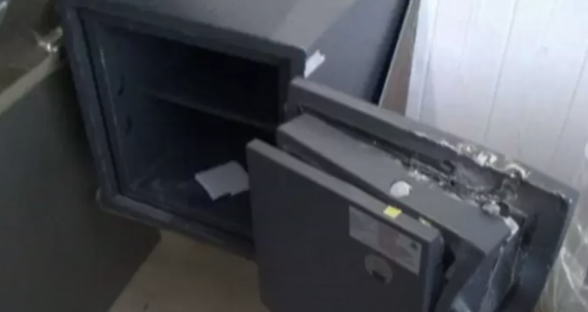 Երևանում պատուհանից մուտք են գործել կոշիկի արտադրամաս և կոտրելով մետաղյա պահարանը՝ հափշտակել մոտ 2 մլն դրամ