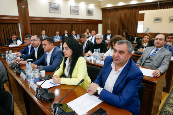 Заседание Совета старейшин Еревана: в повестке также проект фракции «Мать Армения» об отмене подорожания городского транспорта (прямой эфир)