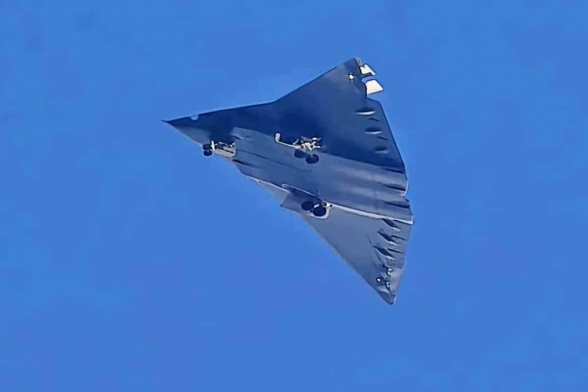 Китайский самолет-невидимка 6-го поколения J-36 сможет садиться на движущийся авианосец