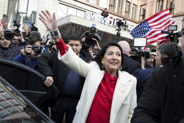 Бывший президент Грузии пожаловалась на нехватку денег