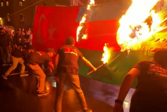 Перед факельным шествием были сожжены флаги геноцидальной Турции и Азербайджана