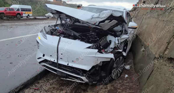 Կոտայքի մարզում «Lexus»-ը հայտնվել է անձրևաջրերում, դուրս եկել հանդիպակաց և բախվել «BYD»-ին. կա վիրшվոր