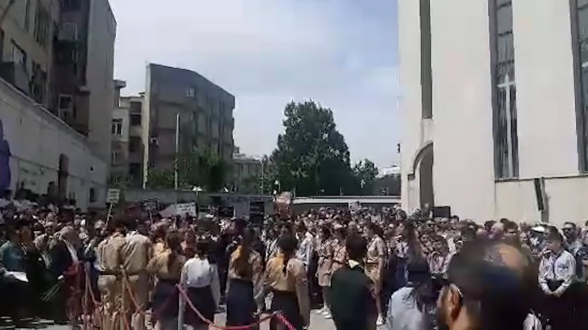 «Նիկո՛լ, դավաճա՛ն»․ իրանահայերը պոկել են ՀՀ դեսպանատան աշխատակիցների ծաղիկները